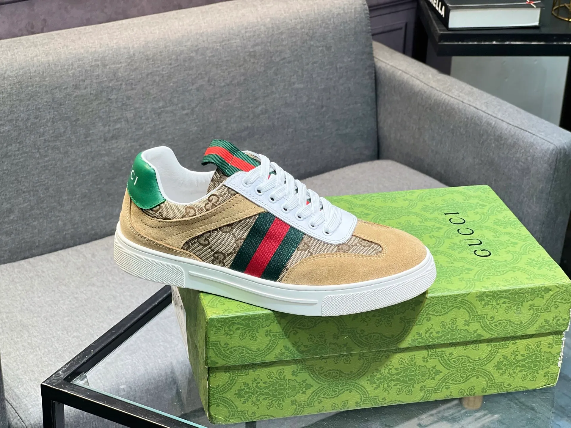 Men's Men's Shoes 💰440 Gucci Gucci's latest trendy shoes and casual shoes are popular in physical stores, new spring and summer comfortable imported custom original cowhide, unique jacquard fabric element design. With sheepskin lining, original bottom, 💪 details determine quality, you can enter and leave the counter at will, welcome to compare🇮🇹, code number 38-44 (45 customized)